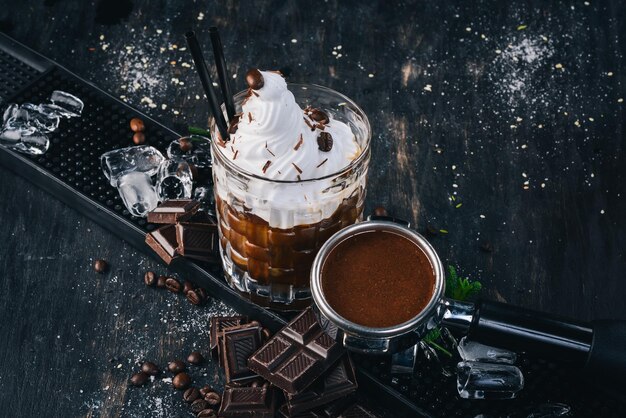 Cocktail alcoolisé Liqueur de café russe blanc sur un fond en bois noir