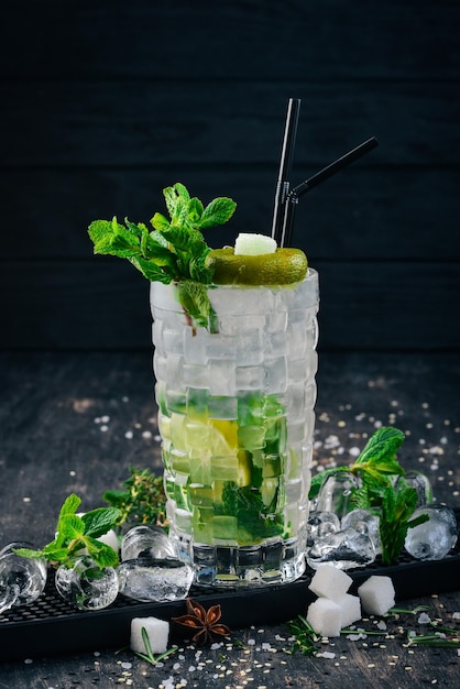 Cocktail alcoolisé Mojito sur un fond de bois noir