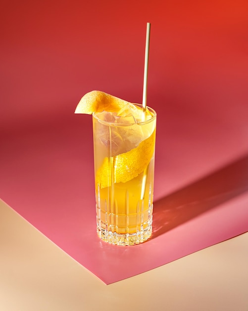 Cocktail alcoolisé ou non alcoolisé froid sur fond pastel ombre profonde lumière dure