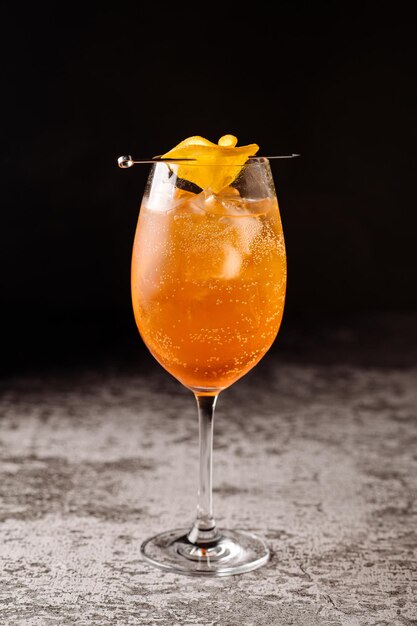 Cocktail alcoolisé orange aux agrumes sur fond noir