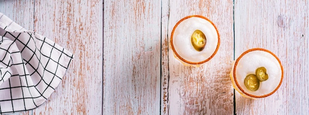Cocktail alcoolisé orange margarita avec mousse d'oeuf piment jalapeno et tajine vue de dessus bannière web