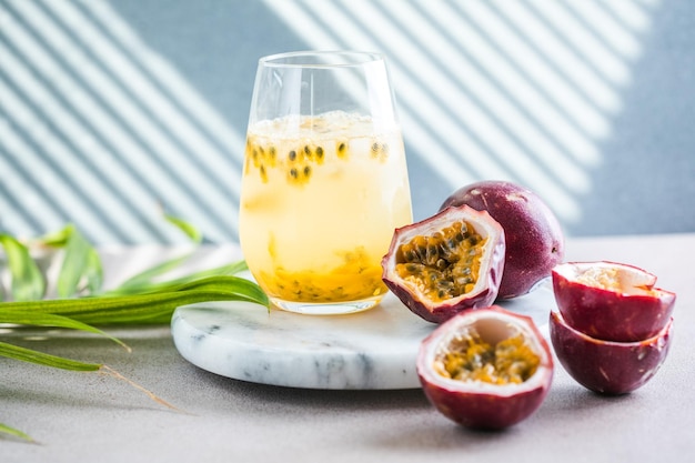 Cocktail alcoolisé pure passion au sirop citron vert jus d'orange glace soda et fruit de la passion