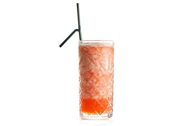 Cocktail alcoolisé rouge dans un beau verre isolé sur fond blanc