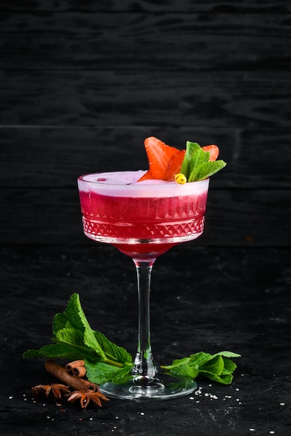 Cocktail alcoolisé Strawberry Margarita dans un verre.