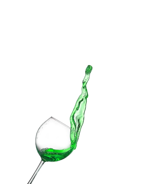 Cocktail alcoolisé vert sur éclaboussures d'isolat blanc