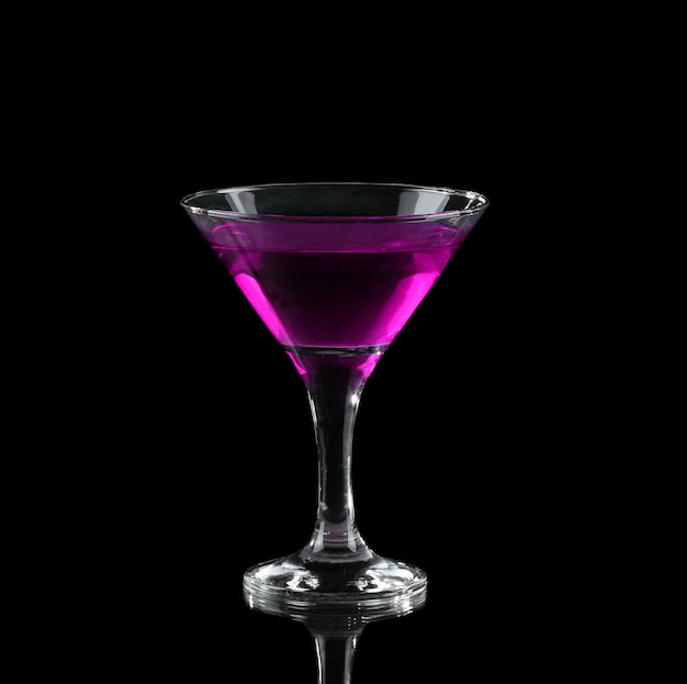 Cocktail alcoolisé violet dans un verre sur fond noir