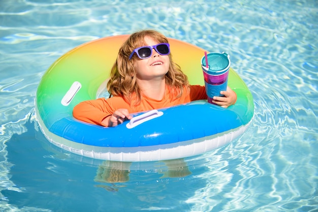 Cocktail amusant de vacances d'été sur la piscine d'eau en été portrait drôle d'enfant s'amusant dans ...