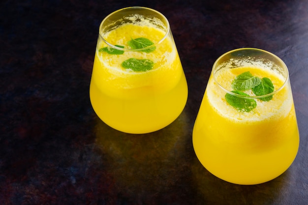 Cocktail d'ananas sur fond sombre