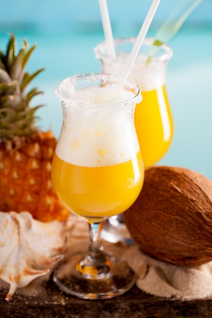 Cocktail d'ananas, rhum, liqueur