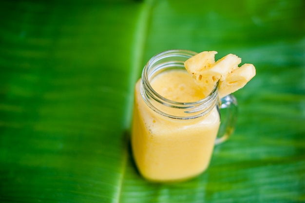 Cocktail D'ananas Avec Une Tranche De Feuille De Bananier. Concept Tropical