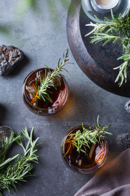 Cocktail à l'ancienne au romarin fumé. Boisson alcoolisée forte, boisson