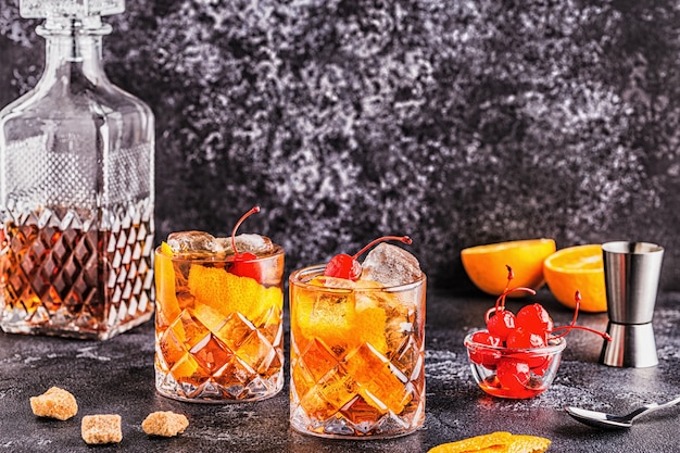 Cocktail à l'ancienne avec des cerises et une touche d'orange, mise au point sélective.