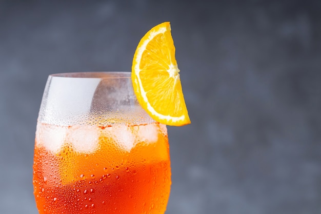 Cocktail Apéritif Spritz. Verre De Cocktail Aperol Spritz Sur Fond Gris. Cocktail D'été Italien Avec Une Tranche D'orange