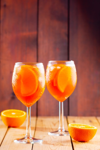 Cocktail Aperol spritz sur fond de bois