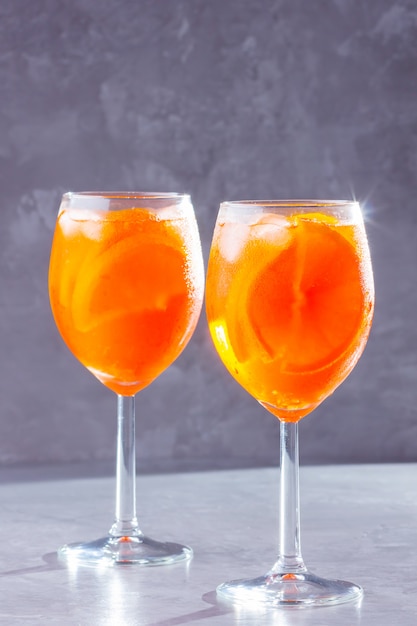 Cocktail Aperol spritz sur fond gris