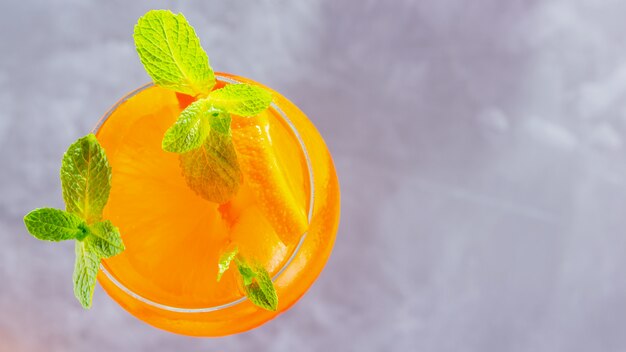 Cocktail Aperol spritz sur fond gris