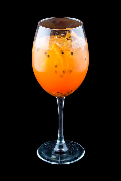 Cocktail Aperol Spritz avec fruit de la passion sur fond sombre isolé