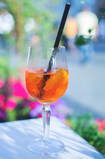 Cocktail Aperol Spritz sur la terrasse d'été