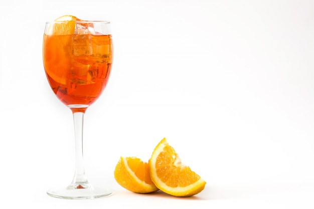 Cocktail Aperol spritz en verre copie espace isolé