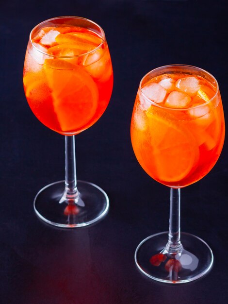 Cocktail Aperol spritz en verre sur fond sombre