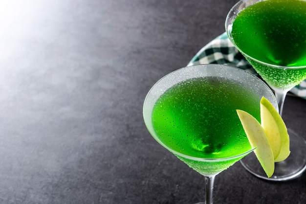 Cocktail appletini vert en verre sur fond noir