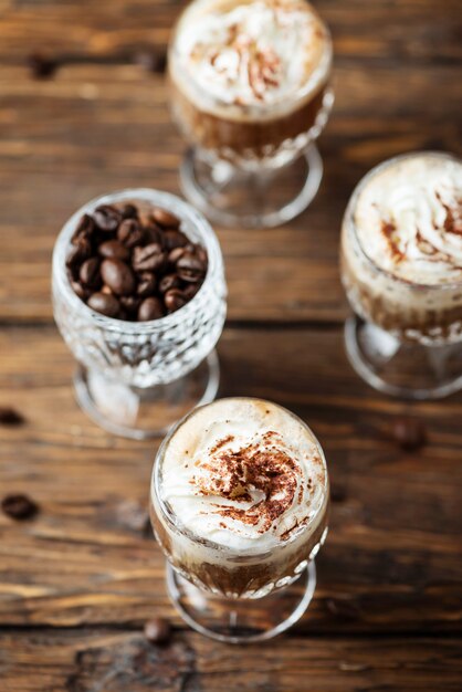 Cocktail au café avec crème fouettée