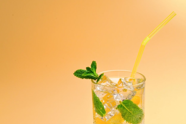 Cocktail au citron et à la menthe sur fond beige Espace copie