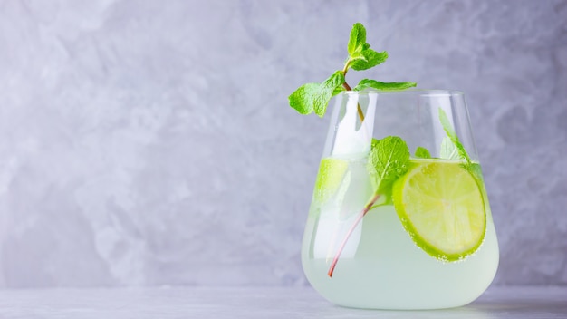 Cocktail au citron vert et menthe dans un verre