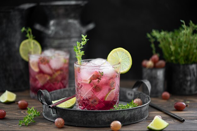 Cocktail au sirop de baies, citron vert et groseilles à maquereau