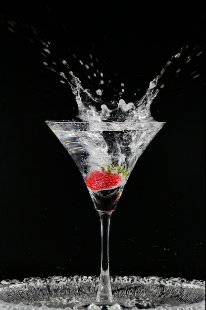 Cocktail Aux Fraises Isolé Sur Fond Noir. Verre De Vodka éclaboussant
