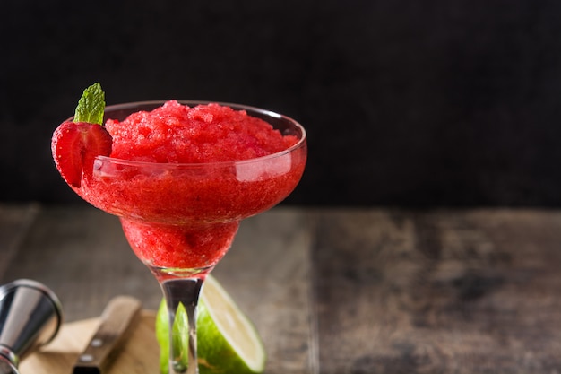 Cocktail aux fraises margarita en verre