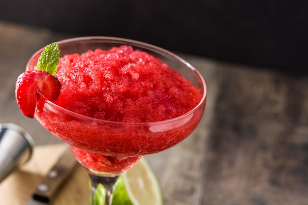 Cocktail aux fraises margarita en verre