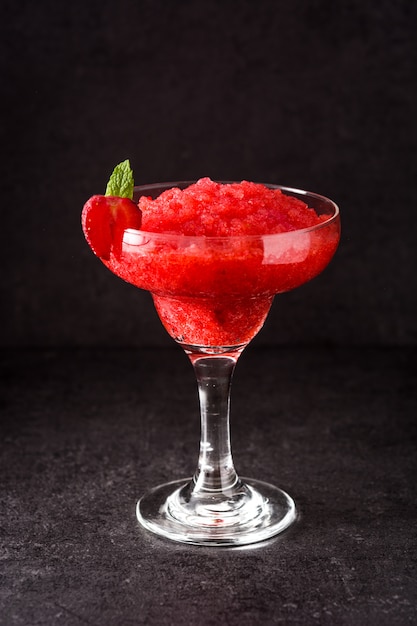 Cocktail aux fraises margarita en verre