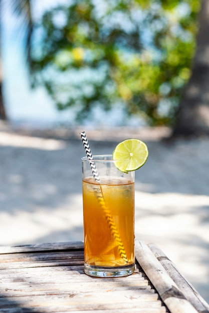 Cocktail aux pommes sur la plage