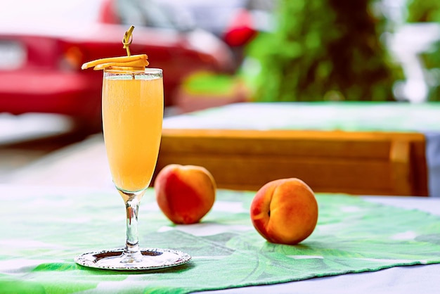 Cocktail Bellini debout sur la table de la terrasse du bar en plein air dans le centre-ville