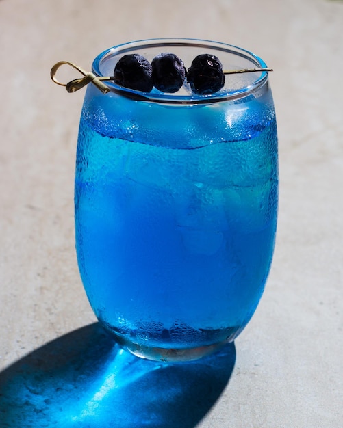 Photo cocktail bleu avec des bleuets