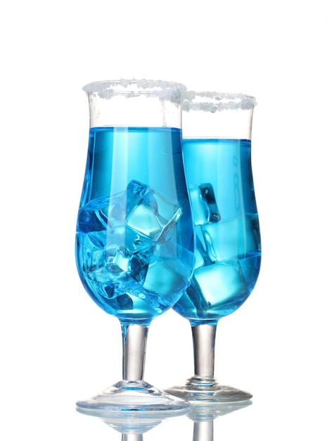 Cocktail bleu dans des verres avec de la glace et du sucre isolé sur blanc