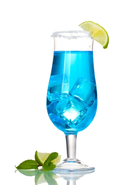 Cocktail bleu dans des verres avec de la glace et du sucre isolé sur blanc