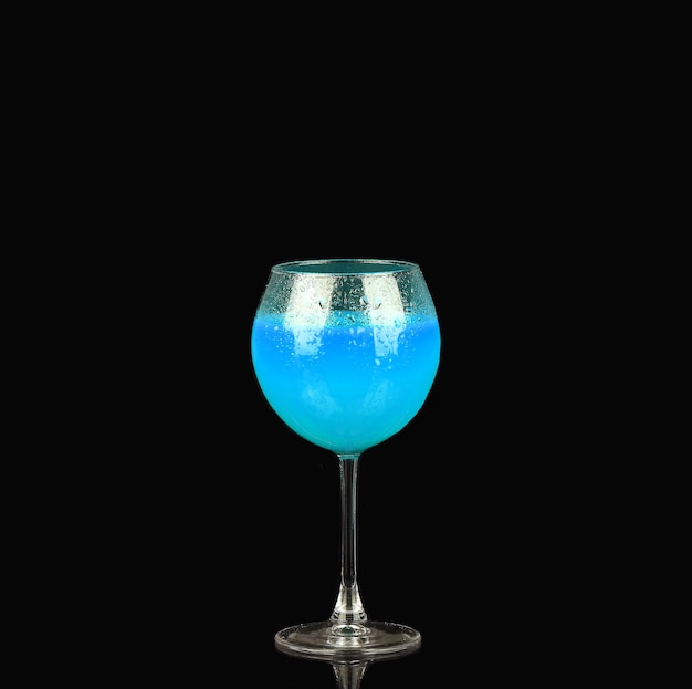 Cocktail bleu sur fond noir