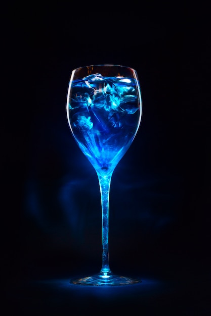 Cocktail bleu incroyable avec des glaçons