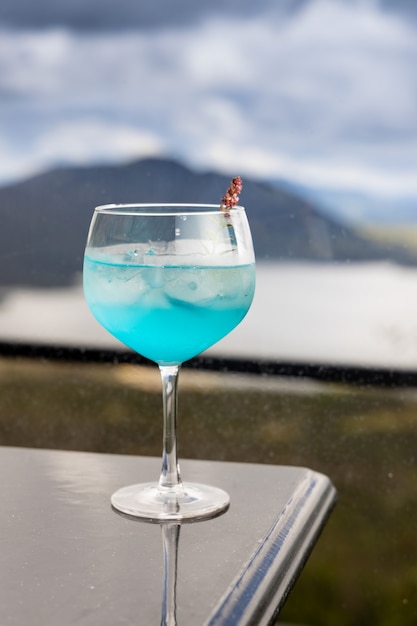 Cocktail bleu sur table noire