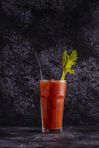 Cocktail Bloody Mary sur fond sombre