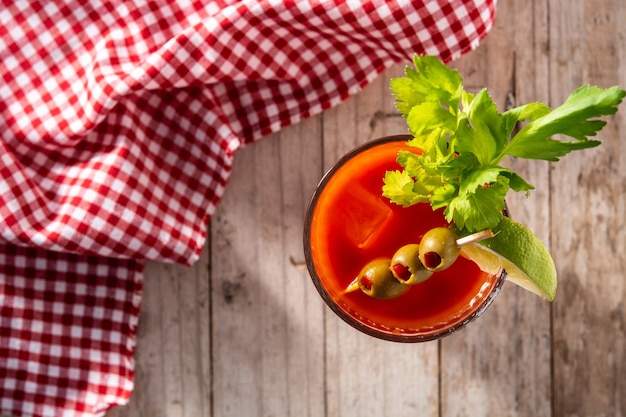 Cocktail Bloody Mary en verre sur table en bois