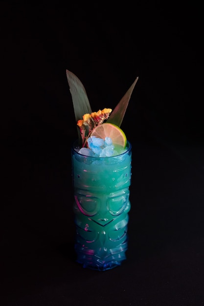 Cocktail Blue Lagoon avec vodka et limonade garni