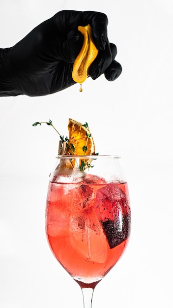 Cocktail boisson alcoolisée faite par le barman Focus selective