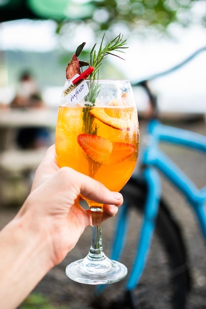 Cocktail boisson alcoolisée faite par le barman Focus selective