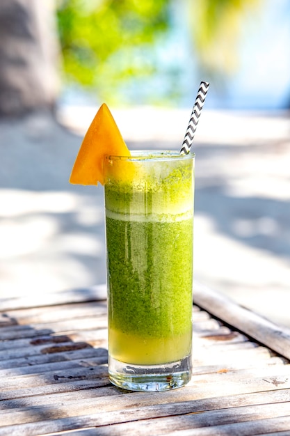 Cocktail De Boisson D'été Vert à La Mangue Sur La Plage