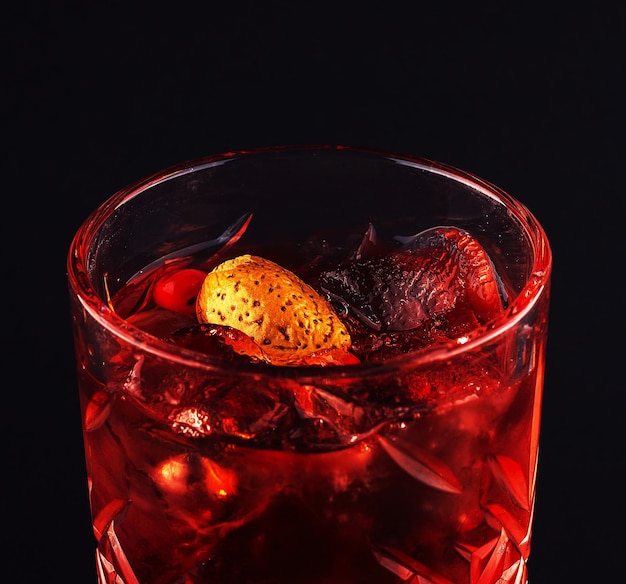 Cocktail de boisson rouge dans un bocal en verre avec cerise