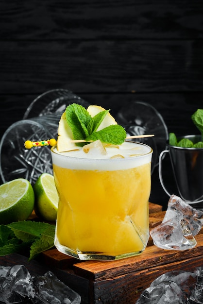 Cocktail de boisson tropicale jaune dans un verre de rhum citron aux fruits de la passion