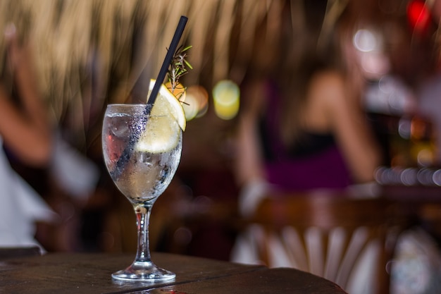 Cocktail sur un bureau en bois